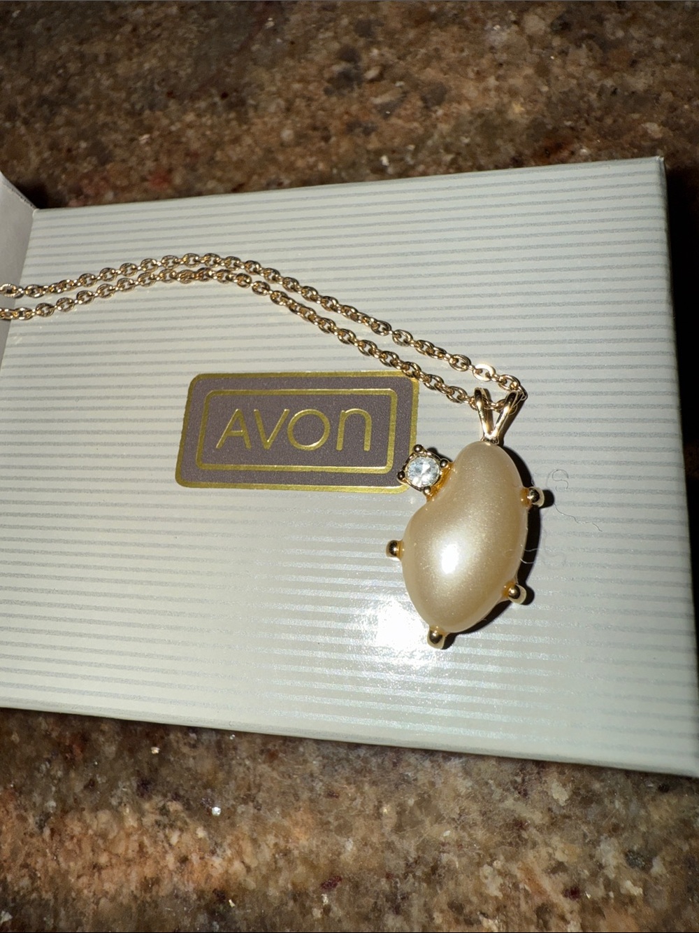 Avon Gold Tone Teardrop Pearl Pendant Necklace - Cream